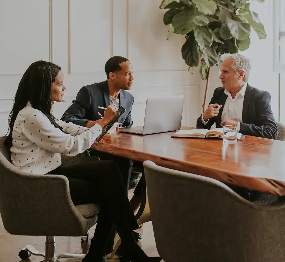 happy-business-people-using-laptop